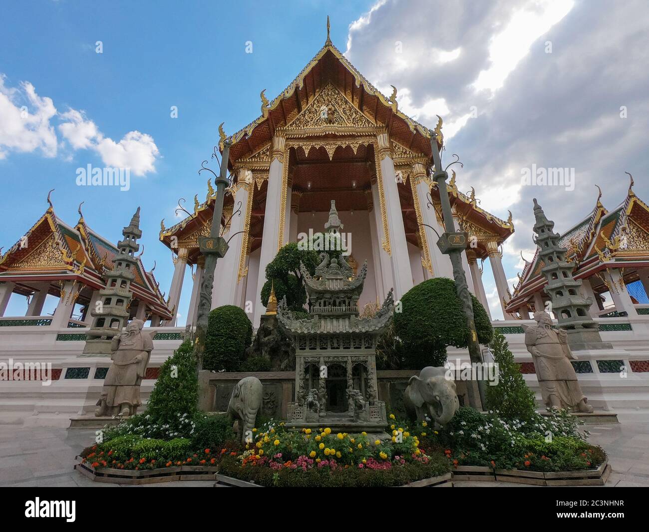 Bella architettura antica del tempio buddista Wat Suthat Thepwararam a Bangkok, Thailandia Foto Stock
