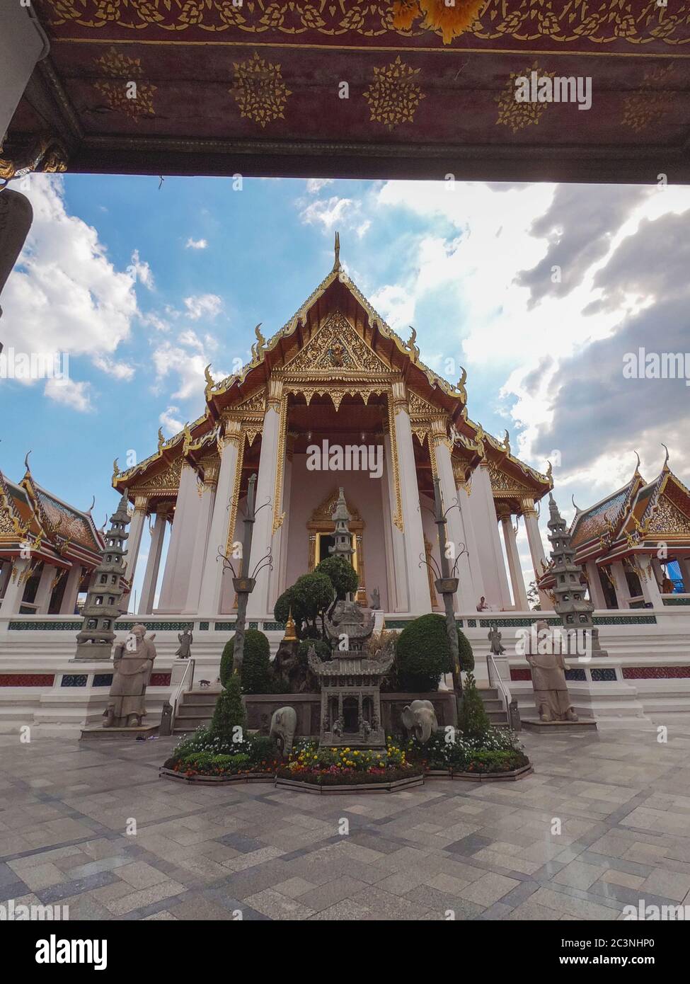 Bella architettura antica del tempio buddista Wat Suthat Thepwararam a Bangkok, Thailandia Foto Stock