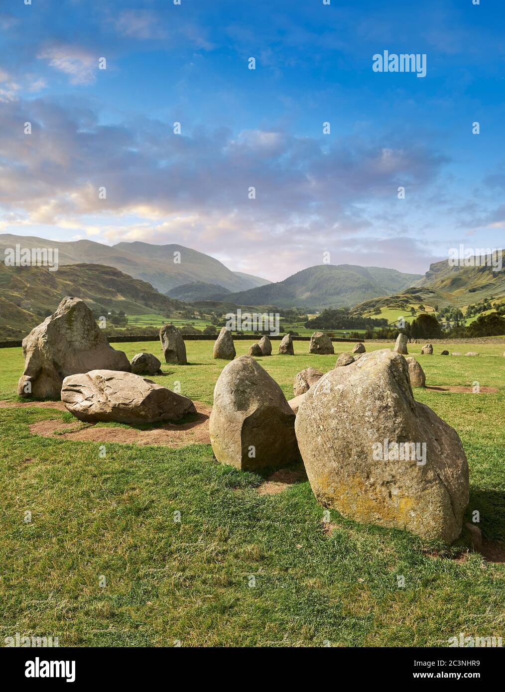 Vista dei moniti neolitici del cerchio di pietre di Castlerigg e del Distretto dei Laghi, Inghilterra, costruito intorno al 2500 a.C. Il cerchio di pietre di Castlerigg è stato costruito intorno al 450 Foto Stock