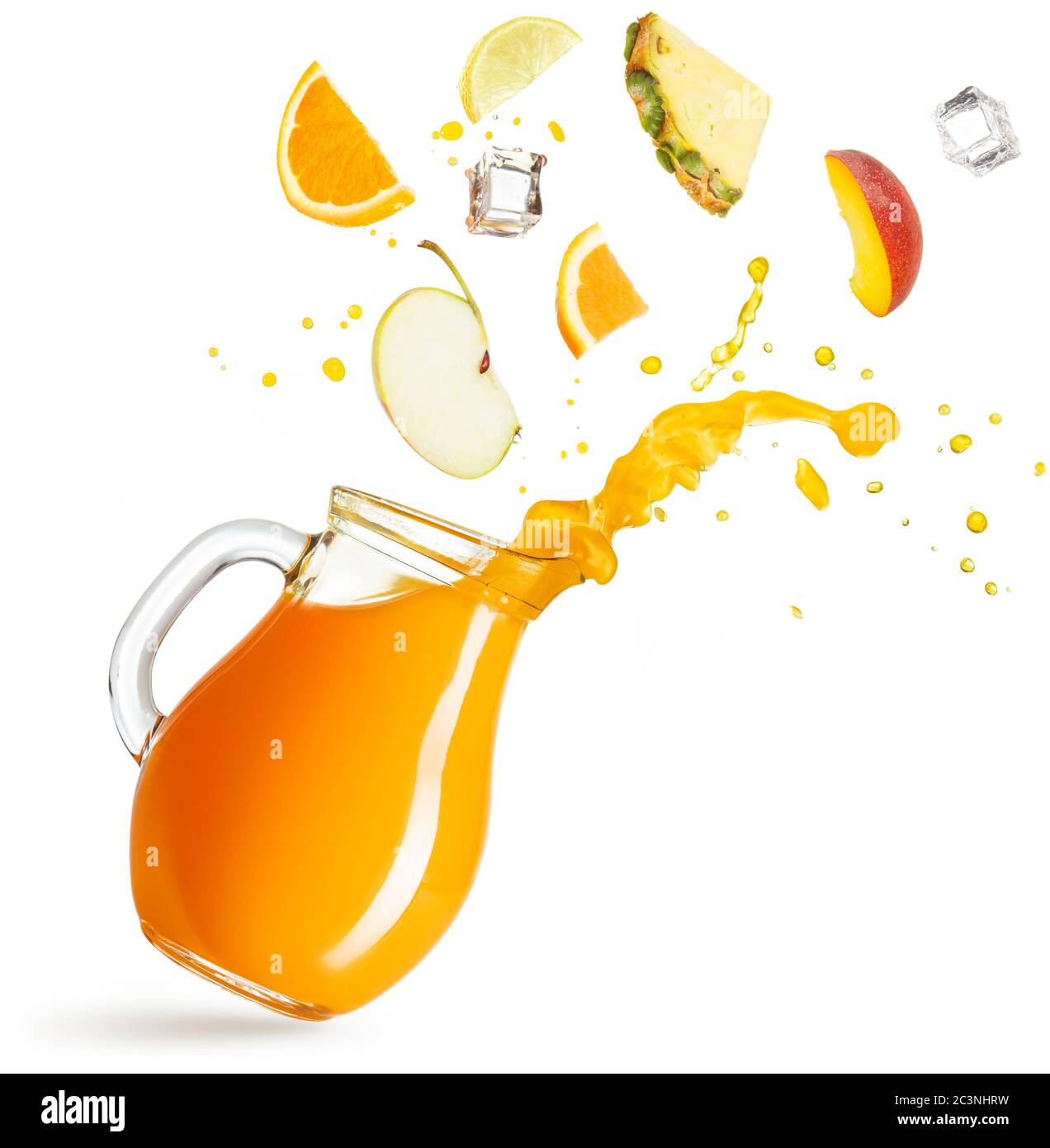 fette di frutta che cadono in una brocca di succo spruzzando su bacground bianco Foto Stock