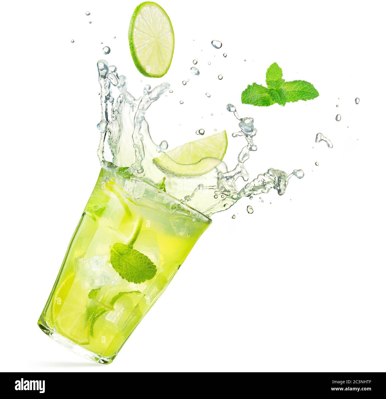 lime e menta che cadono in un cocktail mojito spruzzi isolato su sfondo bianco Foto Stock