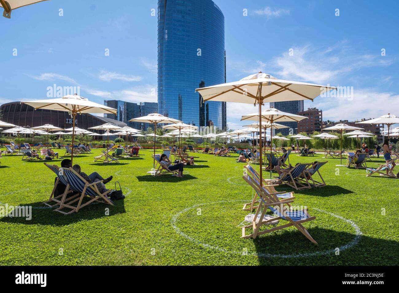 Milano, primo giorno di Lido Bam alla Biblioteca degli alberi. (Francesco Bozzo/Fotogramma, Milano - 2020-06-21) p.s. la foto e' utilizzabile nel messaggio del contenuto in cui e' stata vista, e senza intendimento difamatorio del decoro delle persone rappresentate Foto Stock