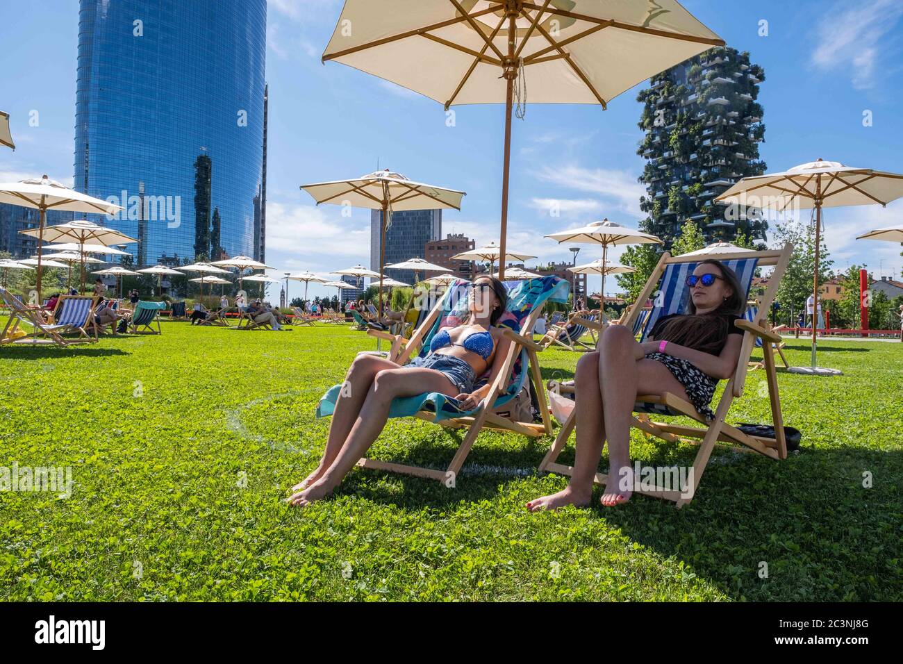 Milano, primo giorno di Lido Bam alla Biblioteca degli alberi. (Francesco Bozzo/Fotogramma, Milano - 2020-06-21) p.s. la foto e' utilizzabile nel messaggio del contenuto in cui e' stata vista, e senza intendimento difamatorio del decoro delle persone rappresentate Foto Stock