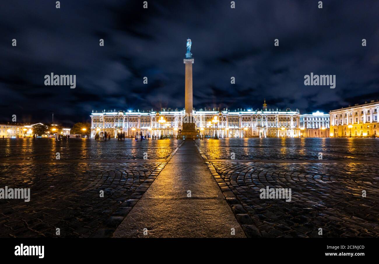 Piazza del Palazzo con la colonna Alexander, l'Hermitage o il Palazzo d'Inverno, San Pietroburgo, Russia di notte Foto Stock
