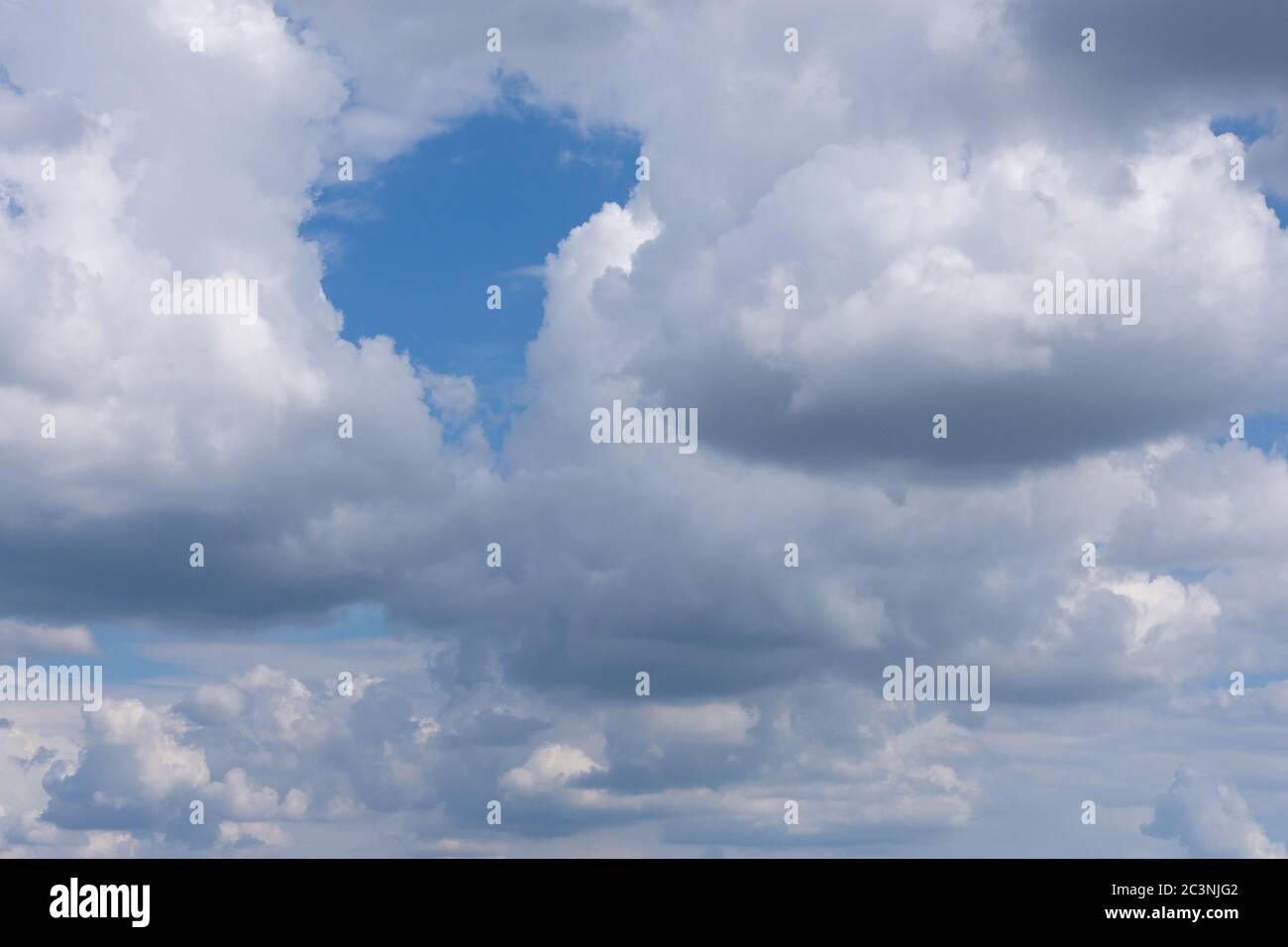 Le nuvole di Cumulus si riuniscono in un caldo giorno di sole estate Foto Stock