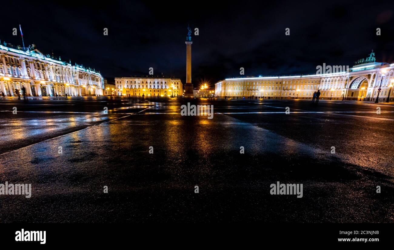 La piazza del palazzo con la colonna di Alexander, General Staff Building, l'Eremo o Palazzo d'inverno, San Pietroburgo, Russia durante la notte Foto Stock