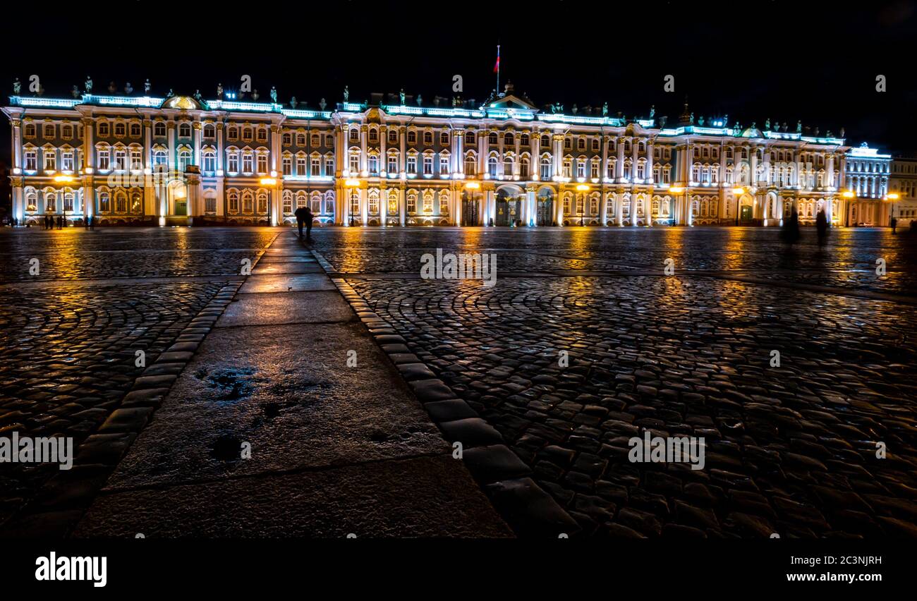 L'Hermitage o il Palazzo d'Inverno, Piazza del Palazzo, San Pietroburgo, Russia si illuminano di notte Foto Stock