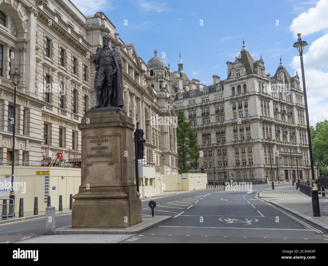 Spencer Compton Ottavo Duca del Devonshire statua giù Whitehall in una giornata di sole. Londra Foto Stock