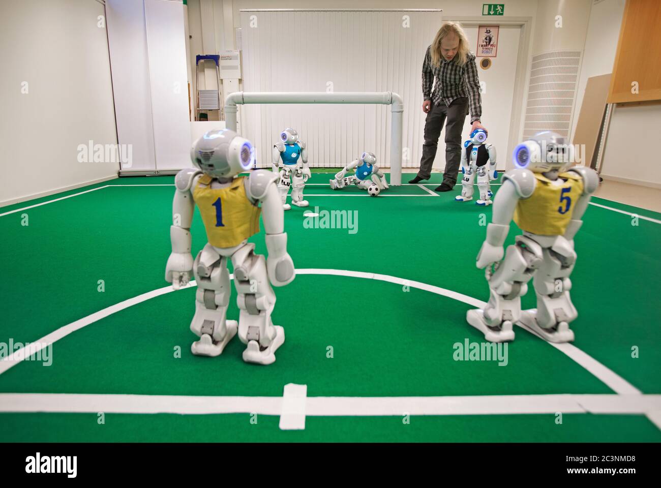 Linkoping, Svezia 20170508 immagine dal Robot Lab, Università di Linköping. Fredrik Löfgren, studente di LIU, e la nazionale svedese del robot nel calcio, si stanno macinando per la Coppa del mondo di calcio per i robot in Giappone alla fine di giugno. Foto Gippe Gustafsson Foto Stock