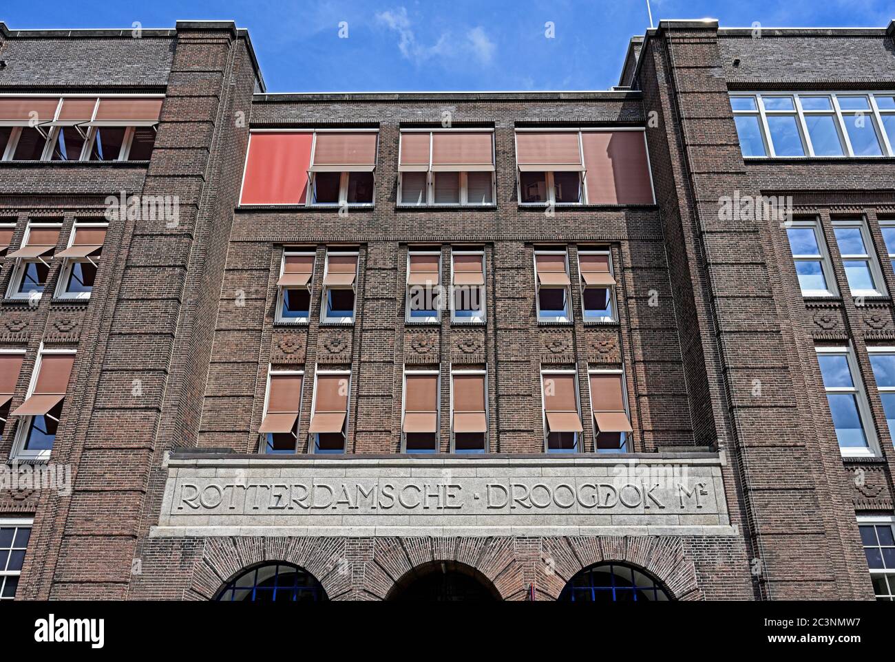 rotterdam heijplaat, paesi bassi - 2020.06.17 noi: facciata anteriore della storica rotterdamsche droogdok maatschappij (rdm) (1902-1996) costruzione amministrativa Foto Stock