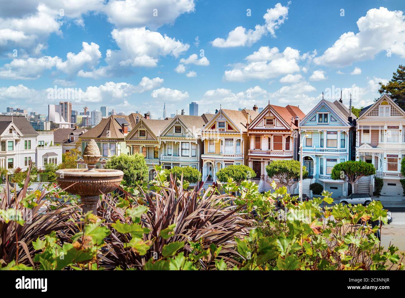 Classica vista da cartolina delle famose Painted Ladies, una fila di colorate case vittoriane situate nella panoramica Alamo Square, a San Francisco, California, USA Foto Stock
