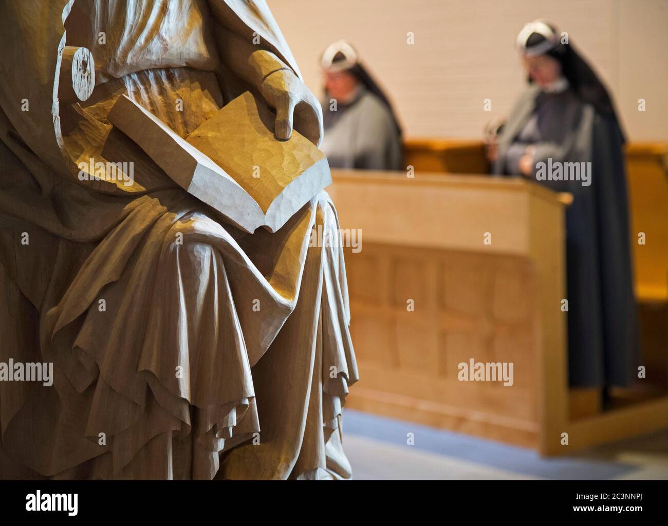 Vadstena, Svezia 20170517 le monache birgittine (o Bridgettine) durante una preghiera nel monastero cattolico di San Birgitta. Completorium è la preghiera serale nella marea, l'ultima ora di preghiera del giorno prima del resto della notte. Foto Gippe Gustafsson Foto Stock