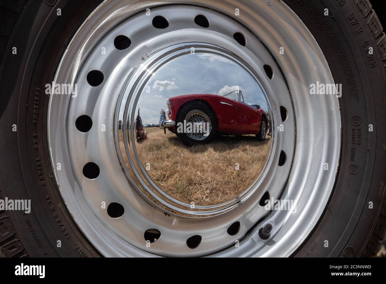 Il riflesso di una classica auto Austin Healey 300 si riflette nel mozzo di una Morgan Plus 4 Classic Care England UK Foto Stock