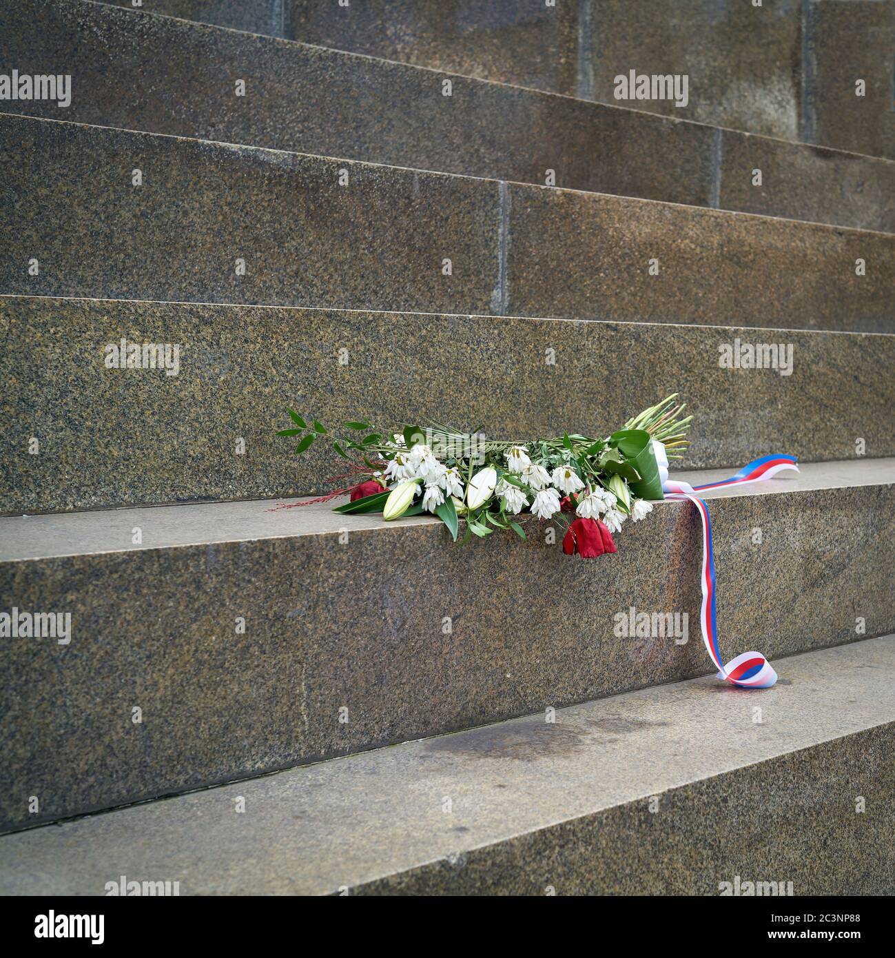 Fiori commemoranti la soppressione della Primavera di Praga al monumento di San Venceslao a Praga Foto Stock