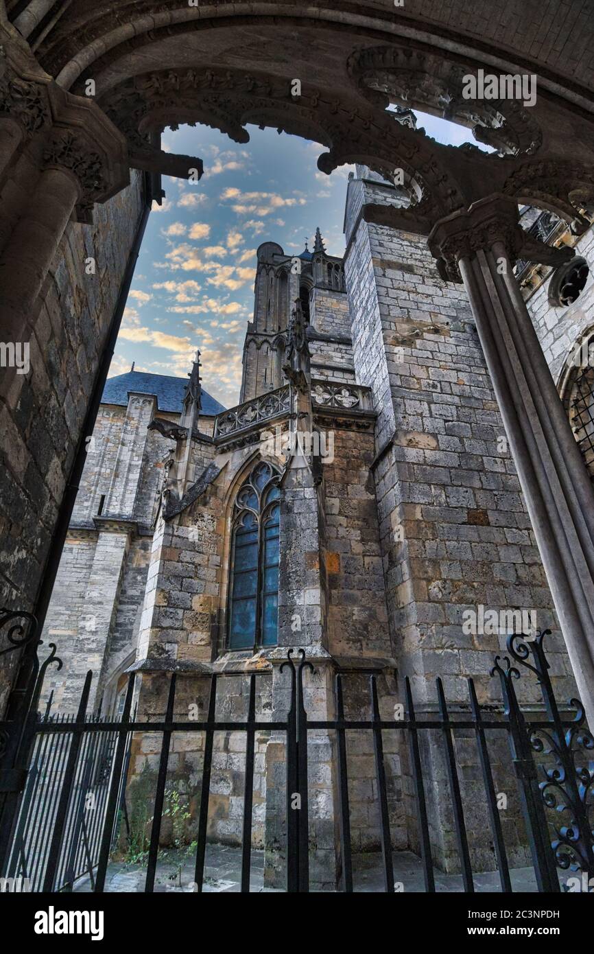 Cattedrale di Saint Étienne, Bourges, Francia. Prospettiva dal basso di strutture architettoniche e ornamenti tipicamente gotici (XIII secolo) Foto Stock
