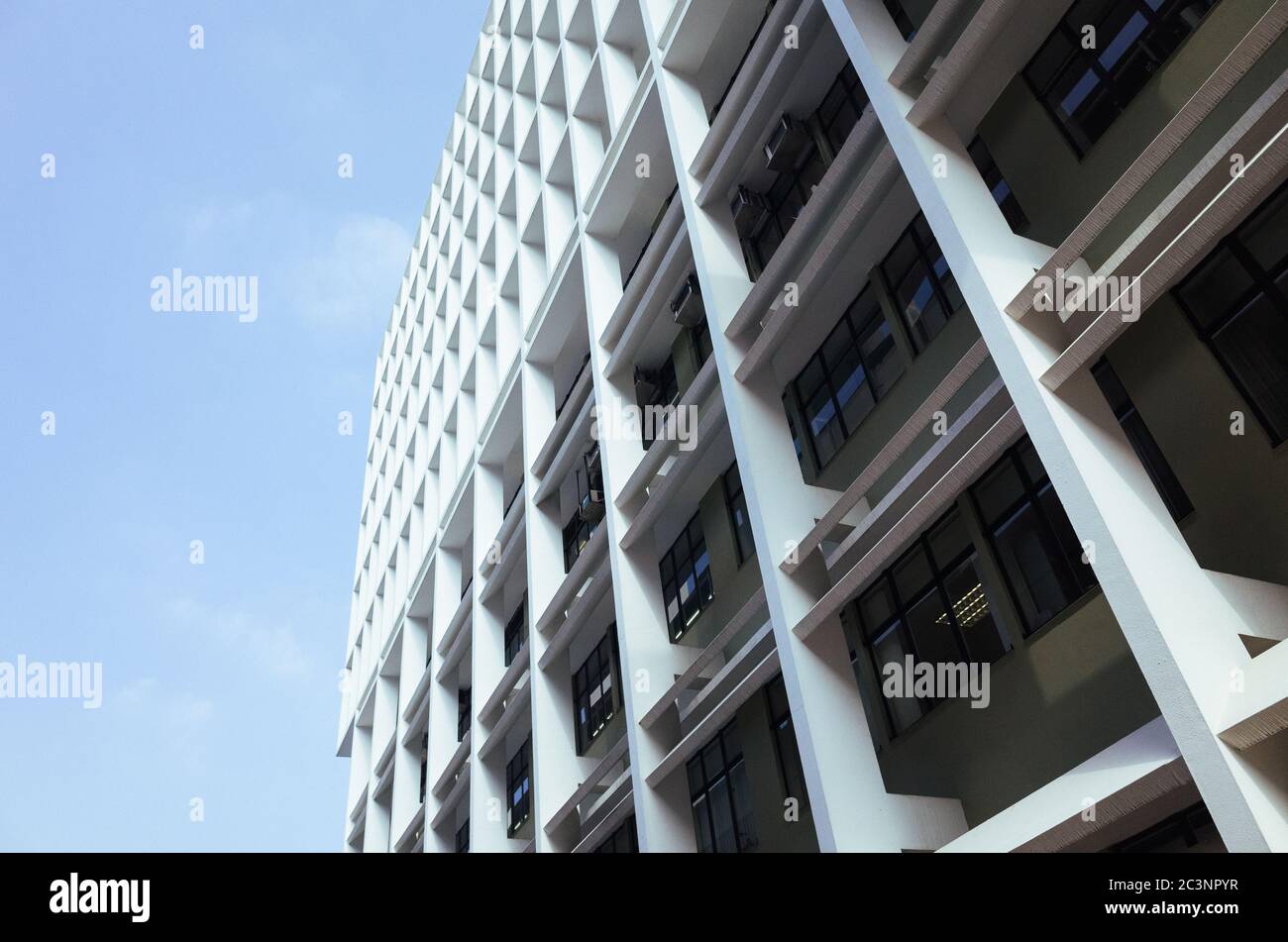 Moderno edificio in pietra contro il cielo blu Foto Stock