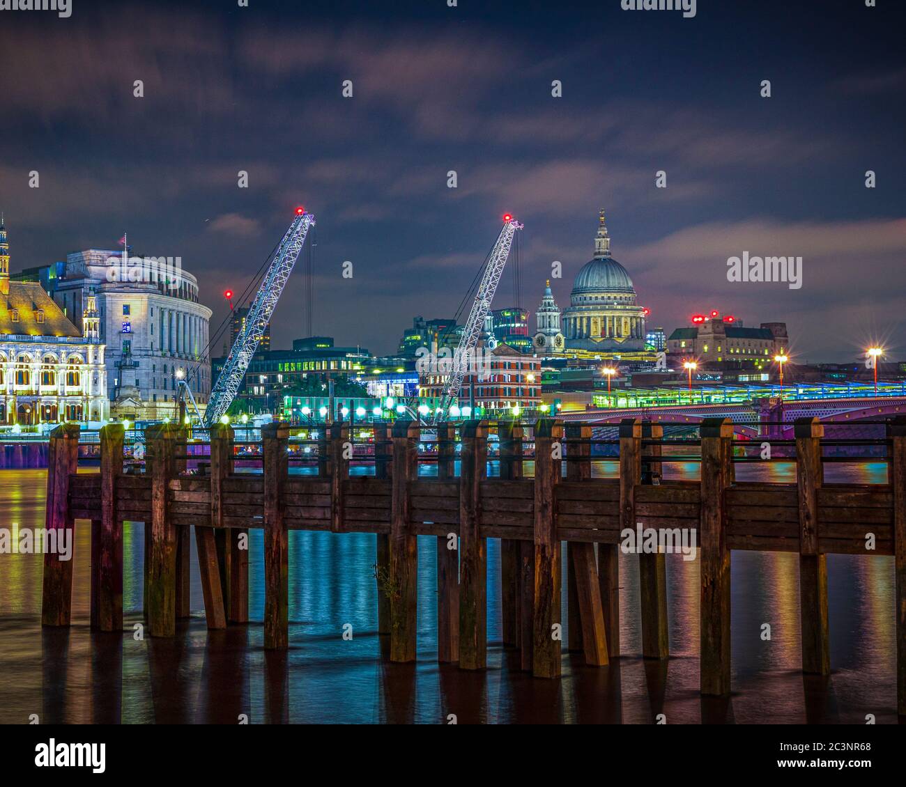 Foto di St Paul Chattedral dall'altra parte del Tamigi, Millenium Bridge. Foto Stock