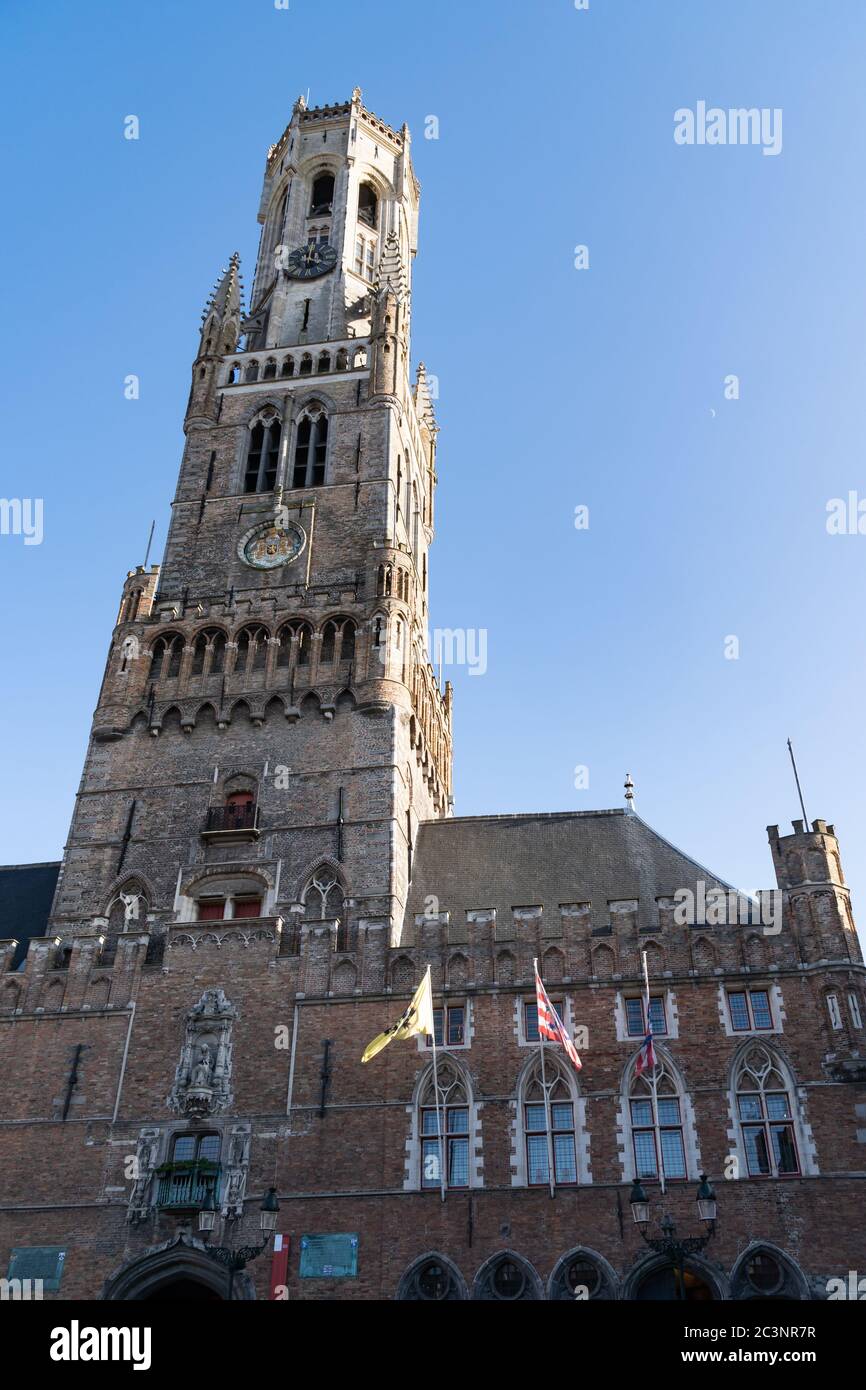 La torre di Brugge Belfry è la facciata della famosa destinazione turistica in piazza Grote markt a Bruges Foto Stock