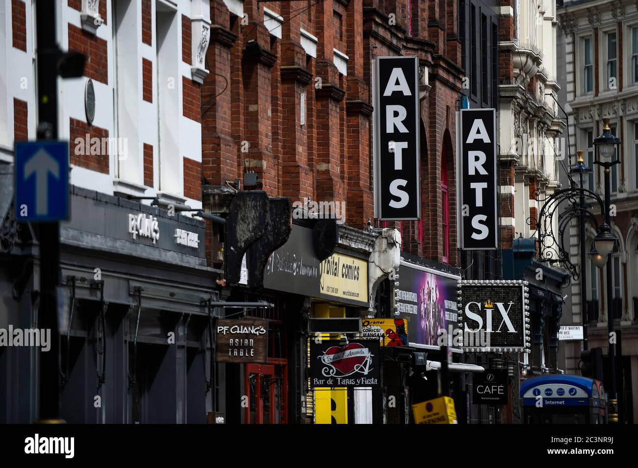 Londra, Regno Unito. 21 giugno 2020. Il teatro Signs for Arts nel West End attualmente chiuso durante il blocco pandemico del coronavirus in corso. Il governo britannico non ha ancora indicato quando le restrizioni di blocco saranno attenuate per consentire la riapertura dei teatri. Credit: Stephen Chung / Alamy Live News Foto Stock
