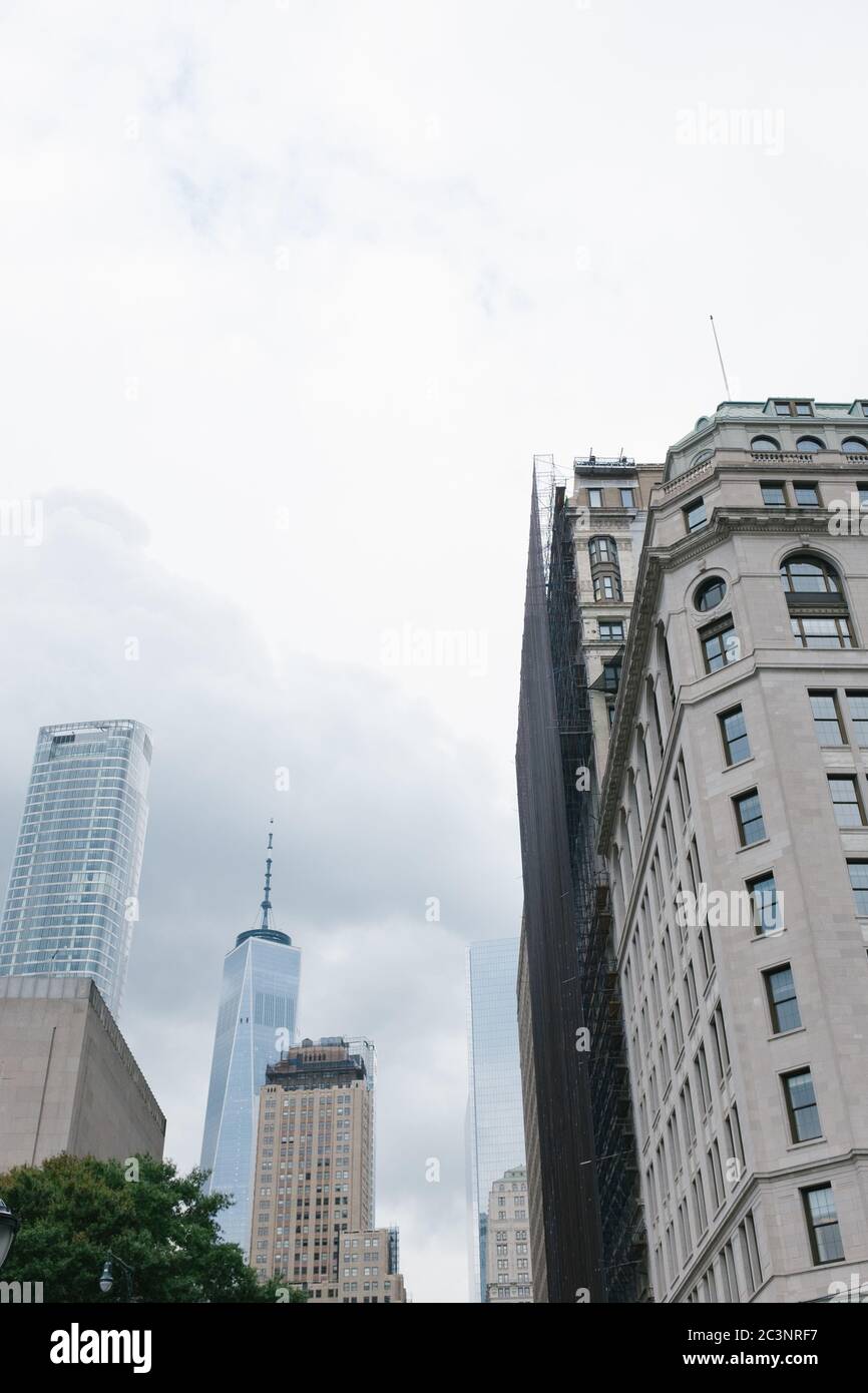 Grattacieli moderni contro il cielo blu di New York Foto Stock