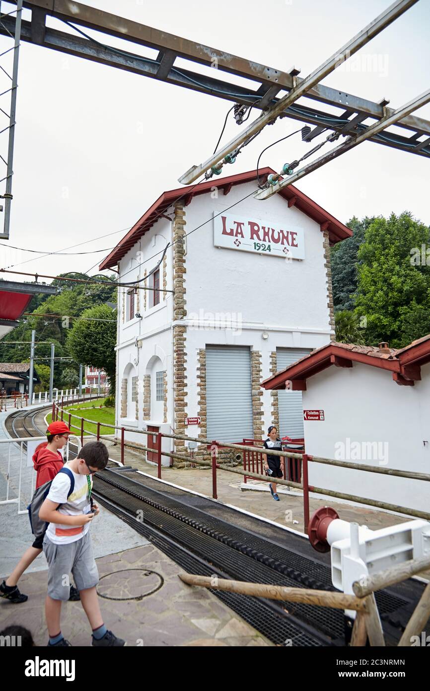 Sare, Francia - 21 giugno 2018: Il 'Petit Train de la Rhune', tipicamente basco col de Saint-Ignace stazione ferroviaria, turisti vicino a autentica ferrovia a cremagliera Foto Stock