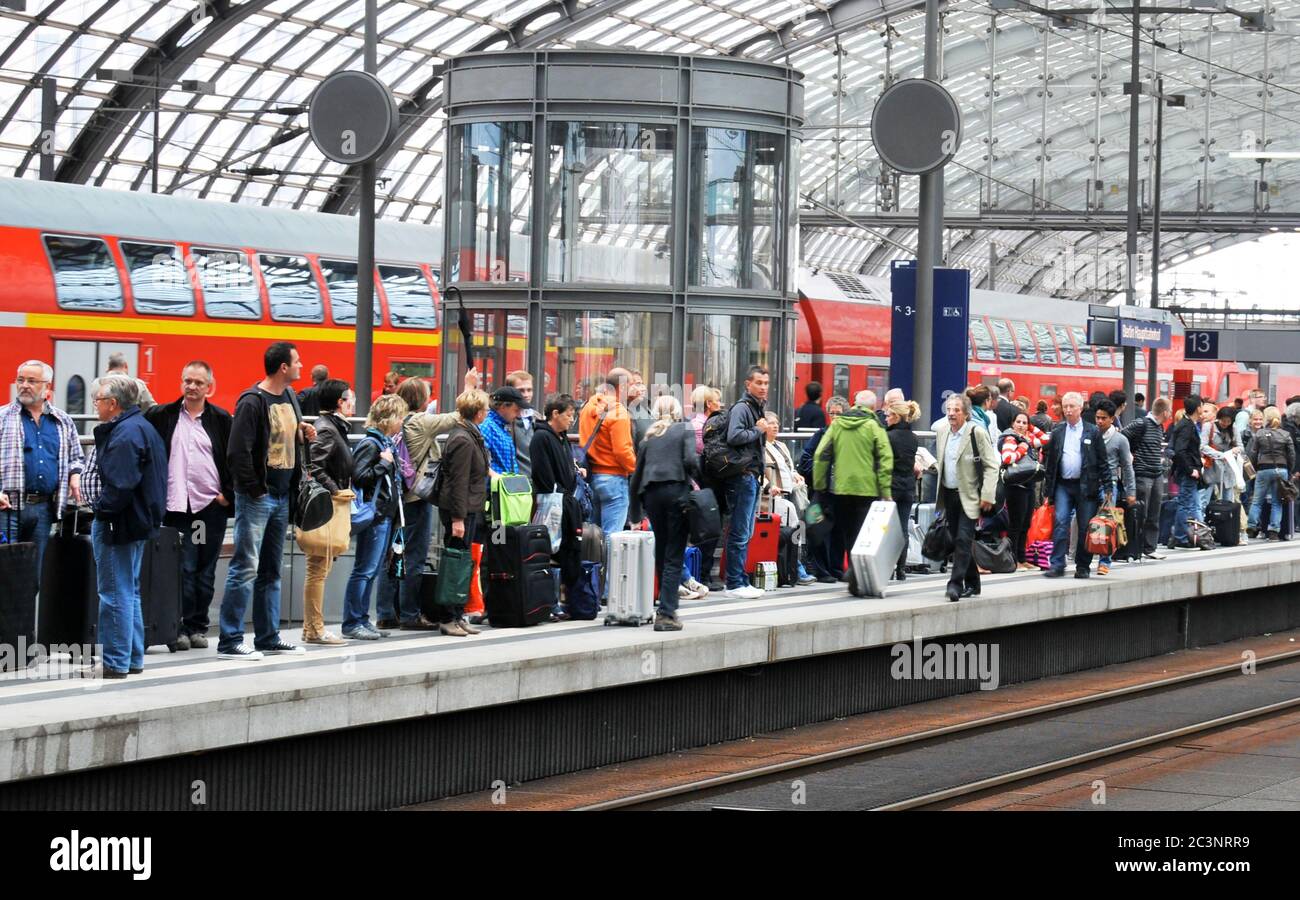 I viaggiatori in attesa di treno a Berlino Hauptbanhof, Germania Foto Stock