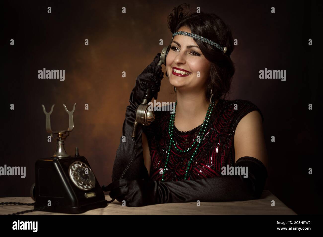 Giovane elegante signora al telefono negli anni venti d'oro Foto Stock