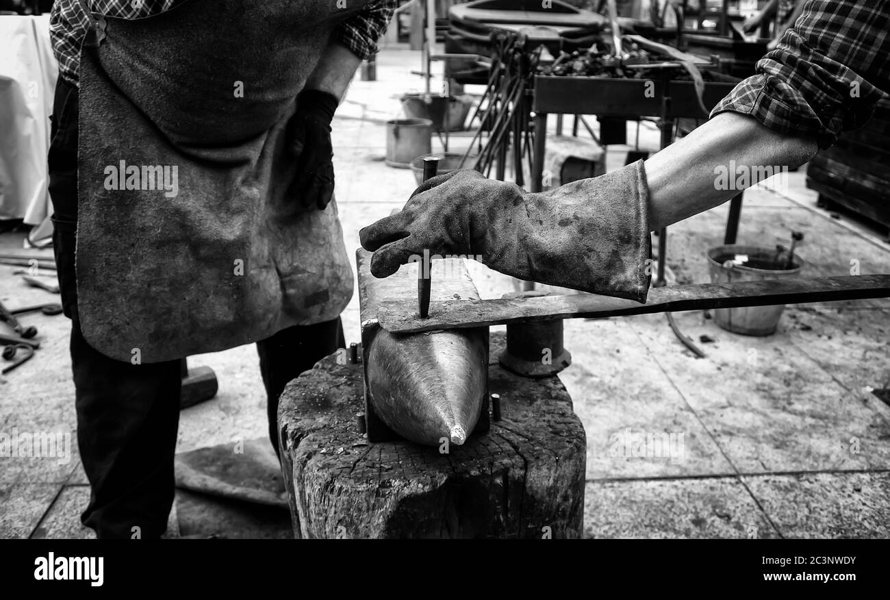 Il fuoco nella fucina, dettaglio del lavoro con ferro, industria Foto Stock