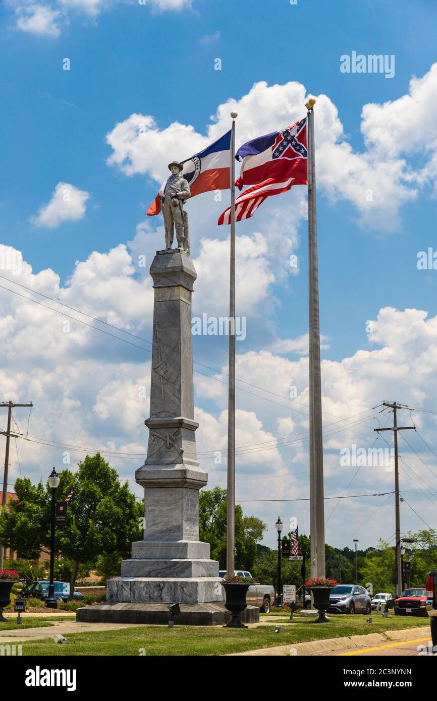 Brandon, MS / USA - 20 giugno 2020: Monumento confederato della contea di Rankin nel centro di Brandon, MS ai soldati caduti degli stati confederati d'America, Foto Stock