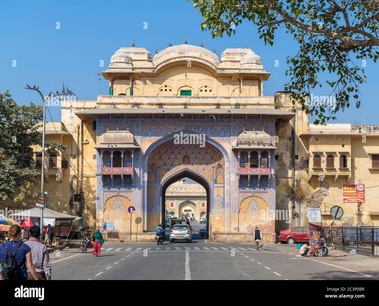 Porta di Nakkarkhana su Tulsi Marg guardando verso Jaleb Chowk, la città vecchia, Jaipur, Rajasthan, India Foto Stock