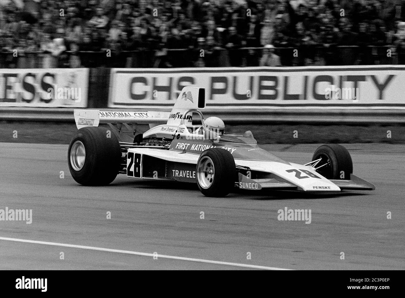 Mark Donohue soprannominato "Captain Nice", visto qui al volante del suo Penske PC1-Ford al meeting del trofeo Daily Express International 1975 a Silverstone, l'americano ha purtroppo soccombuto alle ferite subite al riscaldamento mattutino per quell'anno al Gran Premio d'Austria. Foto Stock