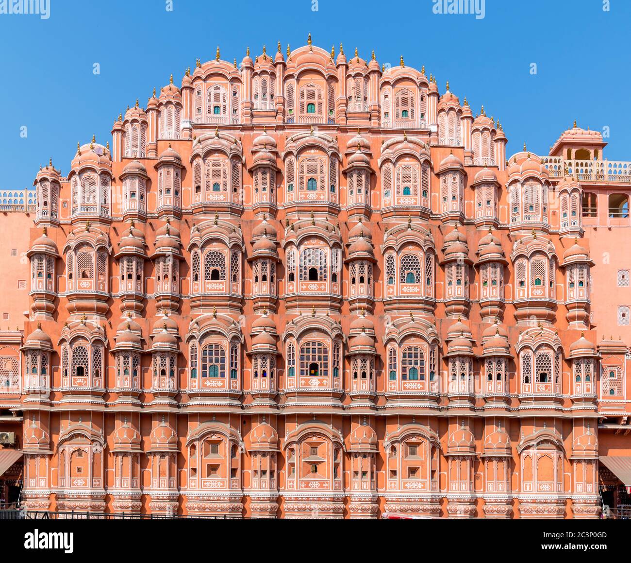 Facciata del Hawa Mahal (Palazzo dei Venti o Palazzo del Breeze), la Città Vecchia, Jaipur, Rajasthan, India Foto Stock