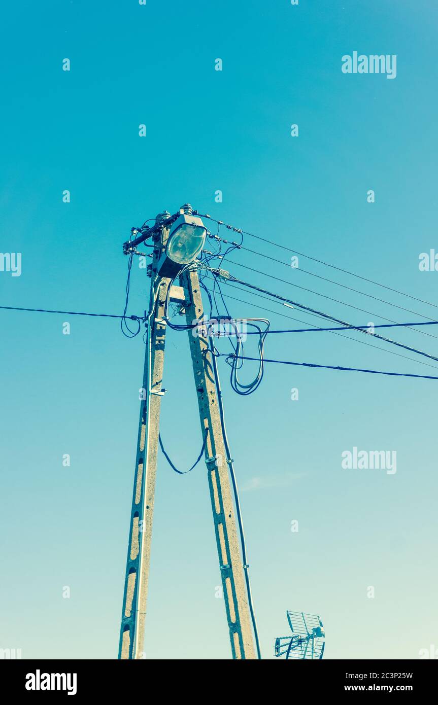 Immagine verticale ad angolo basso di un polo elettrico con lampada Foto Stock