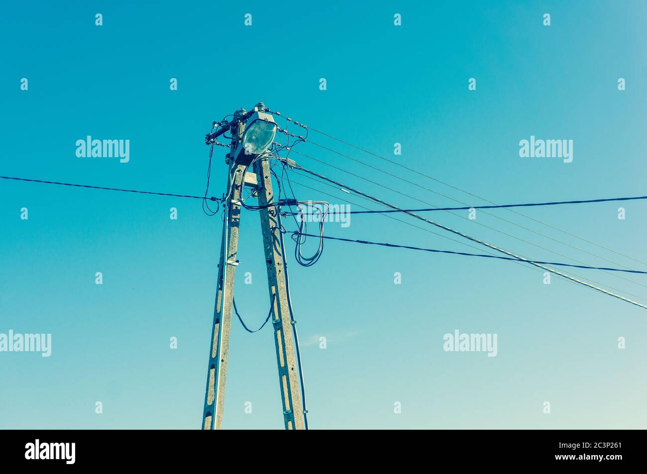 Immagine a basso angolo di un polo elettrico con lampada Foto Stock