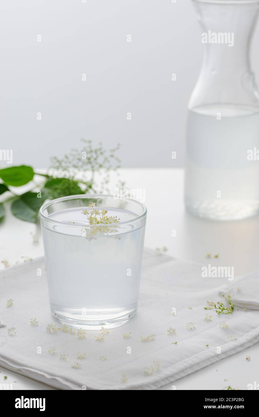 Bevanda rinfrescante ai fiori di sambuco. Cibo sano background.Vertical orientamento. Foto Stock
