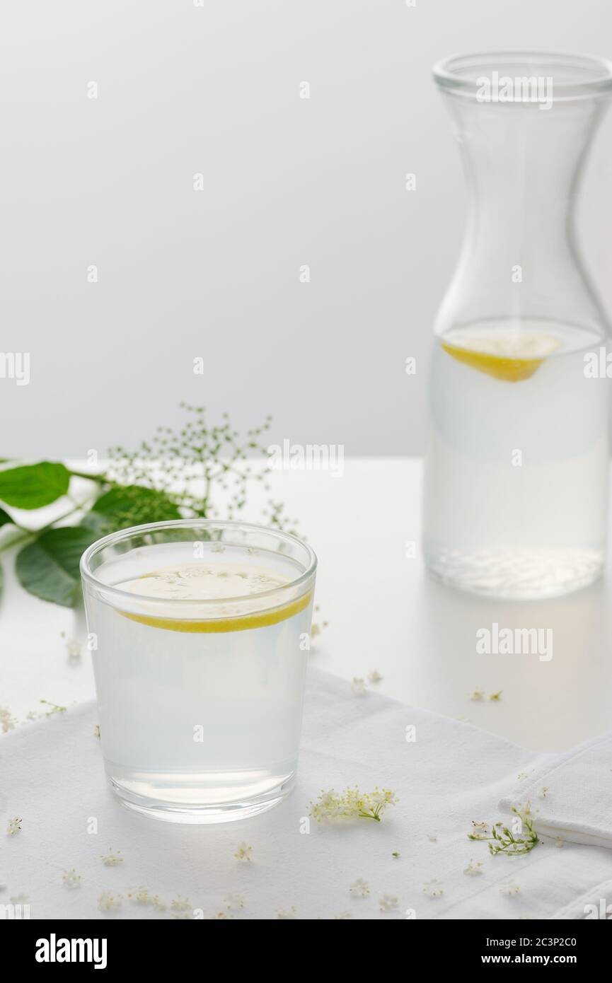 Limonata sana fatta con fiori di sambuco e limone. Rinfrescante drink.orientamento verticale. Foto Stock