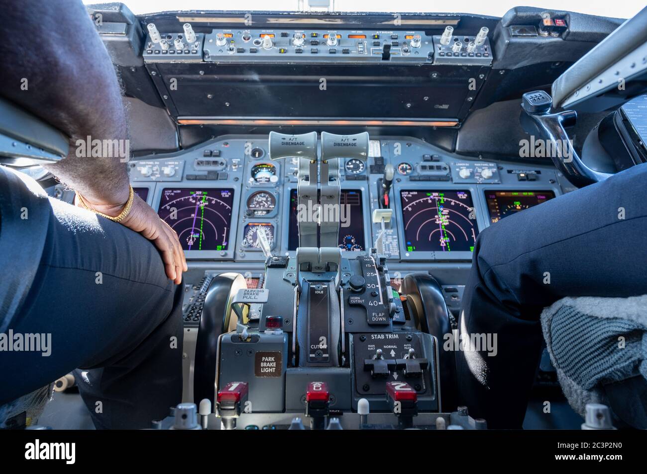 Cockpit del Boeing 737 in volo con piloti al loro posto Foto Stock