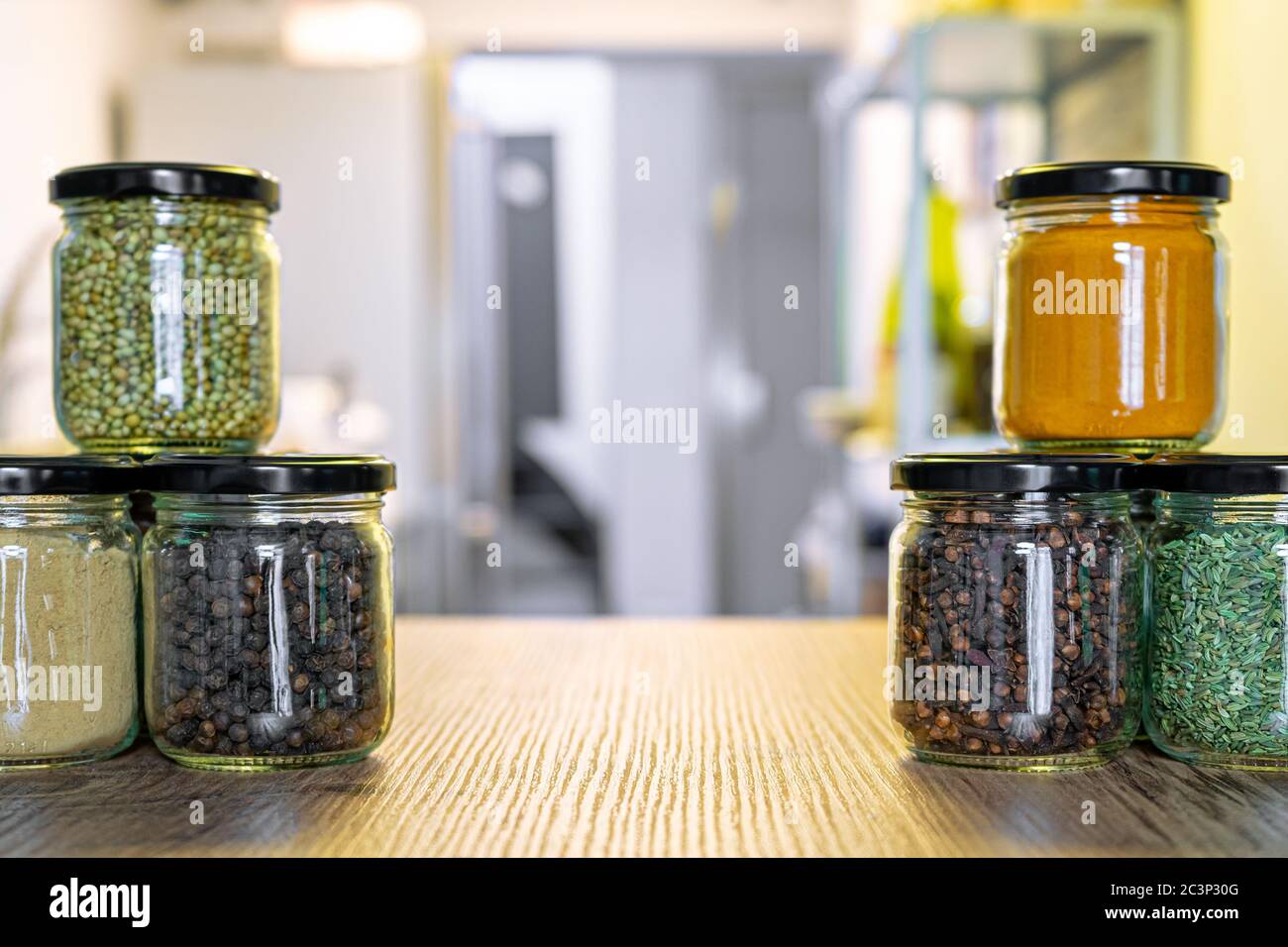 spezie ed erbe assortite in vasetti di vetro per cucinare, spezie indiane, multicolore Foto Stock