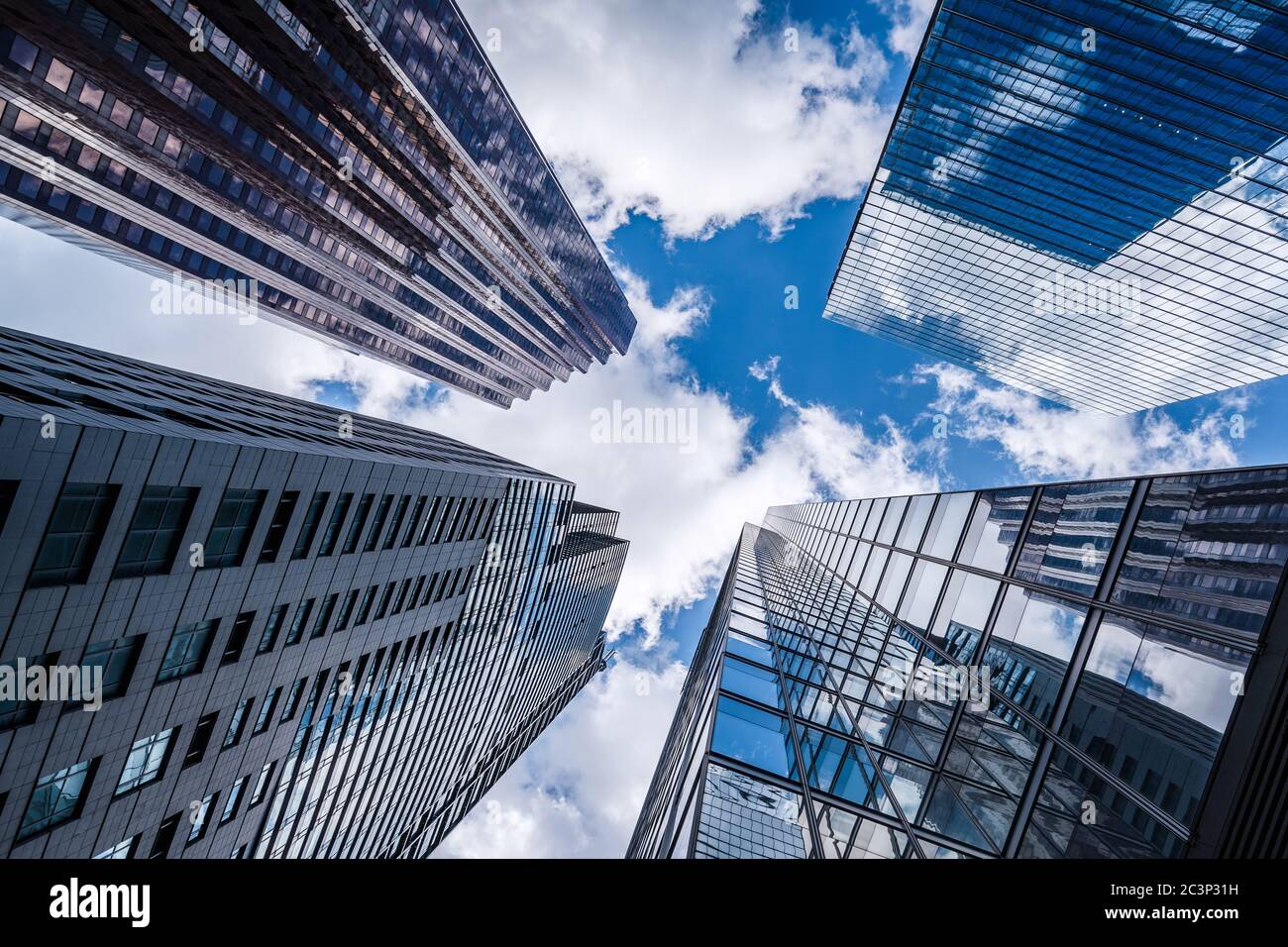 Business e finanza, guardando verso l'architettura moderna degli uffici nel quartiere finanziario di Toronto, Ontario, Canada. Foto Stock
