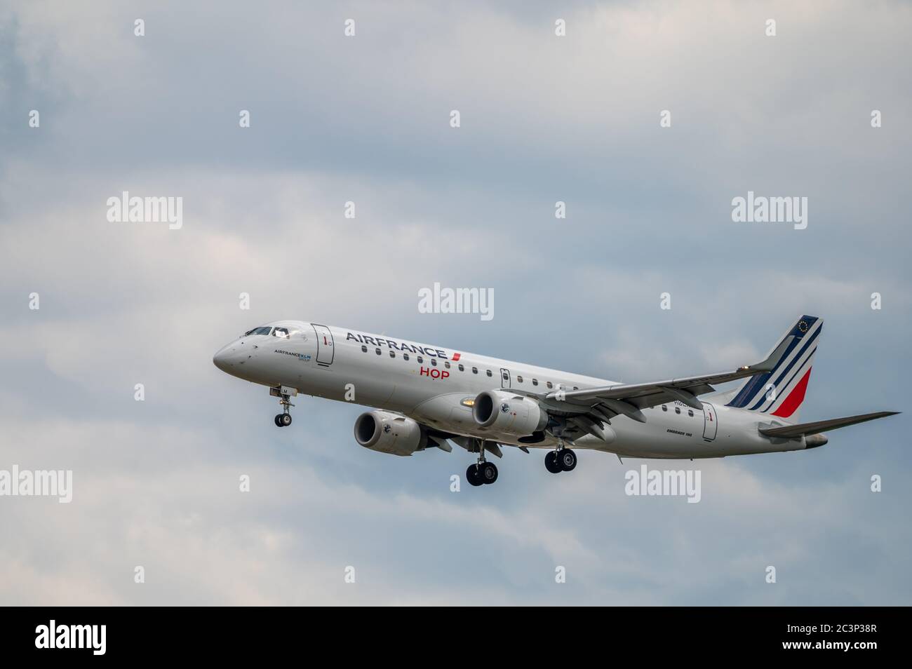 Air France Hop Embraer E190 Regional Jet on approach to Land presso l'aeroporto di Francoforte in Germania Foto Stock