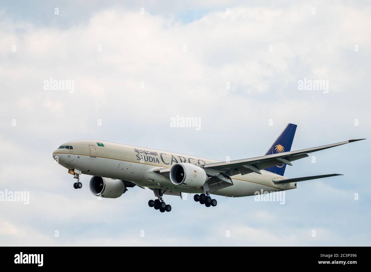 Saudi, compagnia aerea nazionale Saudia Arabia, Boeing 777F aereo da carico in avvicinamento a terra Foto Stock