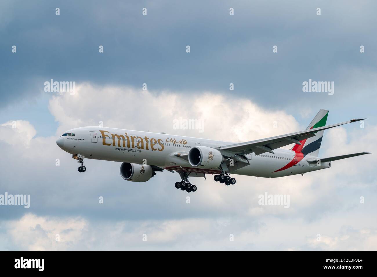 Emirates Airline Boeing 777-300ER aeromobili a fusoliera larga A6-EGU in avvicinamento all'aeroporto EDDF di Francoforte in Germania Foto Stock