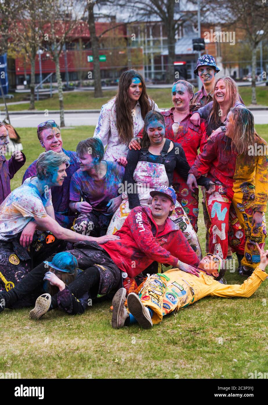 Linkoping, Svezia 20170511 studenti hanno avuto una festa a colori in connessione con lo Student Orchestra Festival. Foto Gippe Gustafsson Foto Stock