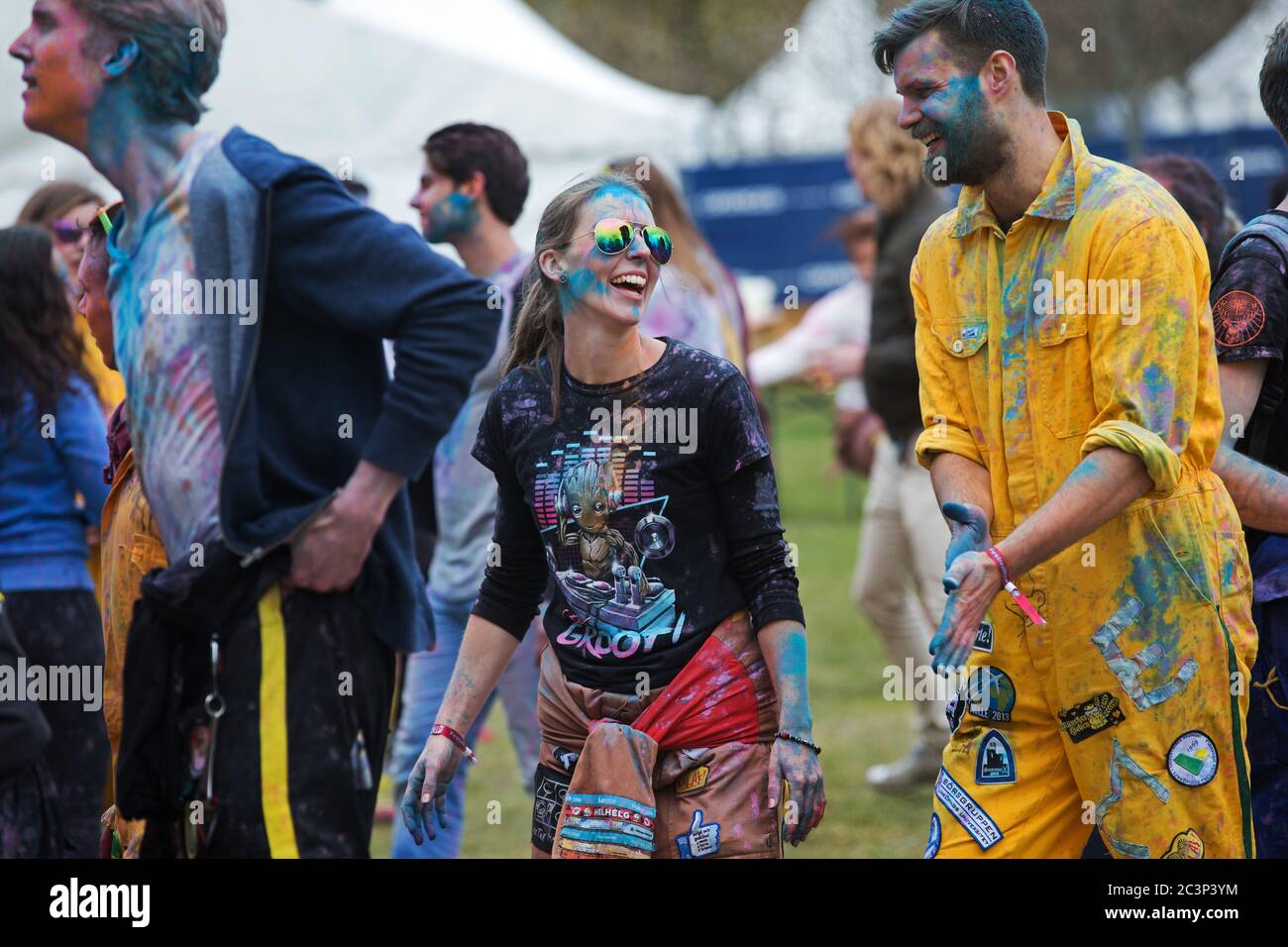 Linkoping, Svezia 20170511 studenti hanno avuto una festa a colori in connessione con lo Student Orchestra Festival. Foto Gippe Gustafsson Foto Stock Linkoping, Svezia 20170511 studenti hanno avuto una festa a colori in connessione con lo Student Orchestra Festival. Foto Gippe Gustafsson Foto Stock