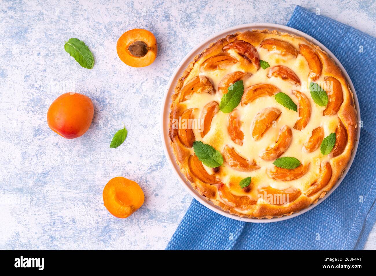 Crostata di mascarpone di albicocca su sfondo blu. Foto Stock