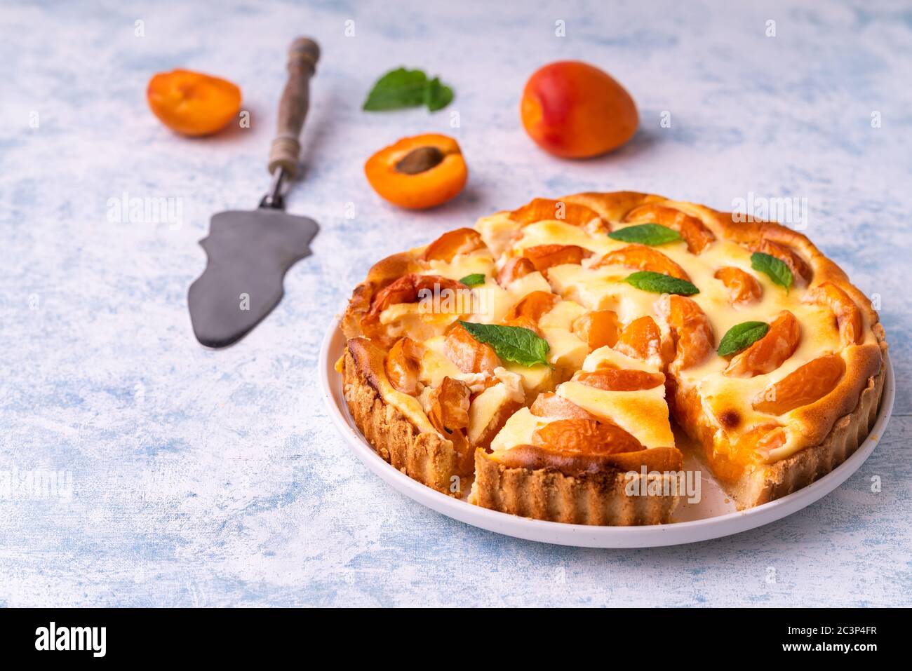 Crostata di mascarpone di albicocca su sfondo blu. Foto Stock