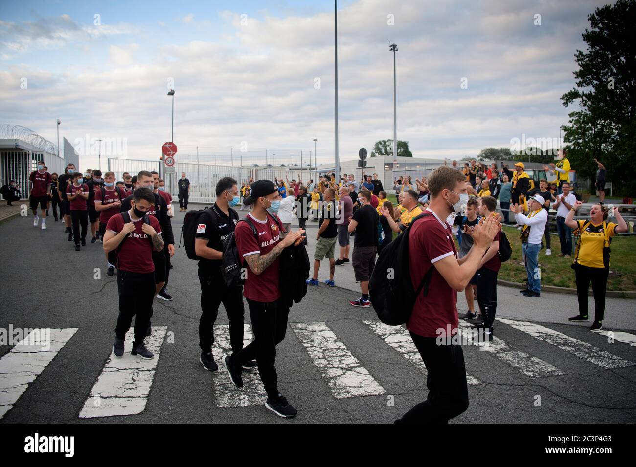 Dresda, Germania. 21 Giugno 2020. Il giocatore SG Dynamo Dresden Marco Hartmann (r) e i suoi compagni di squadra escono da un gol dal asfalto dell'aeroporto internazionale di Dresda e vengono accolti dai tifosi. La seconda divisione aveva già vinto il gioco 0-1 a Sandhausen, Baden-Württemberg, ma quasi certamente era relegata. Credit: Robert Michael/dpa-Zentralbild/dpa/Alamy Live News Foto Stock