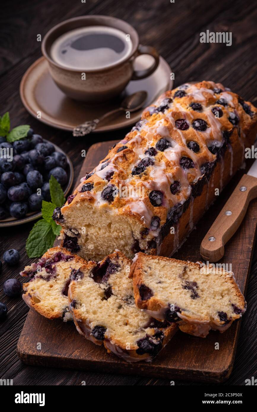 Torta di mirtilli fatta in casa e una tazza di caffè. Foto Stock