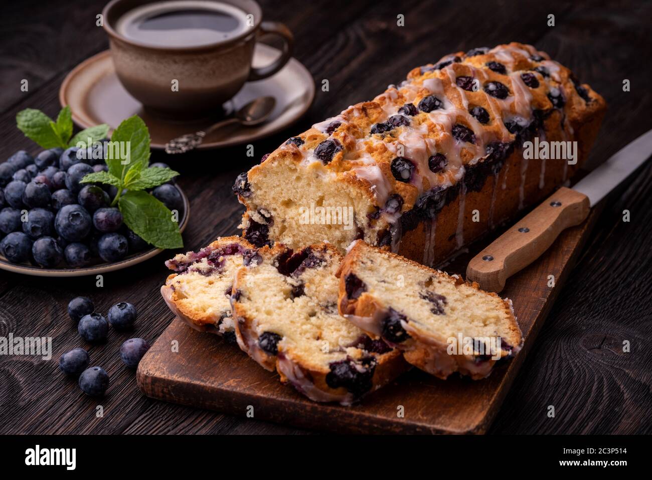 Torta di mirtilli fatta in casa e una tazza di caffè. Foto Stock