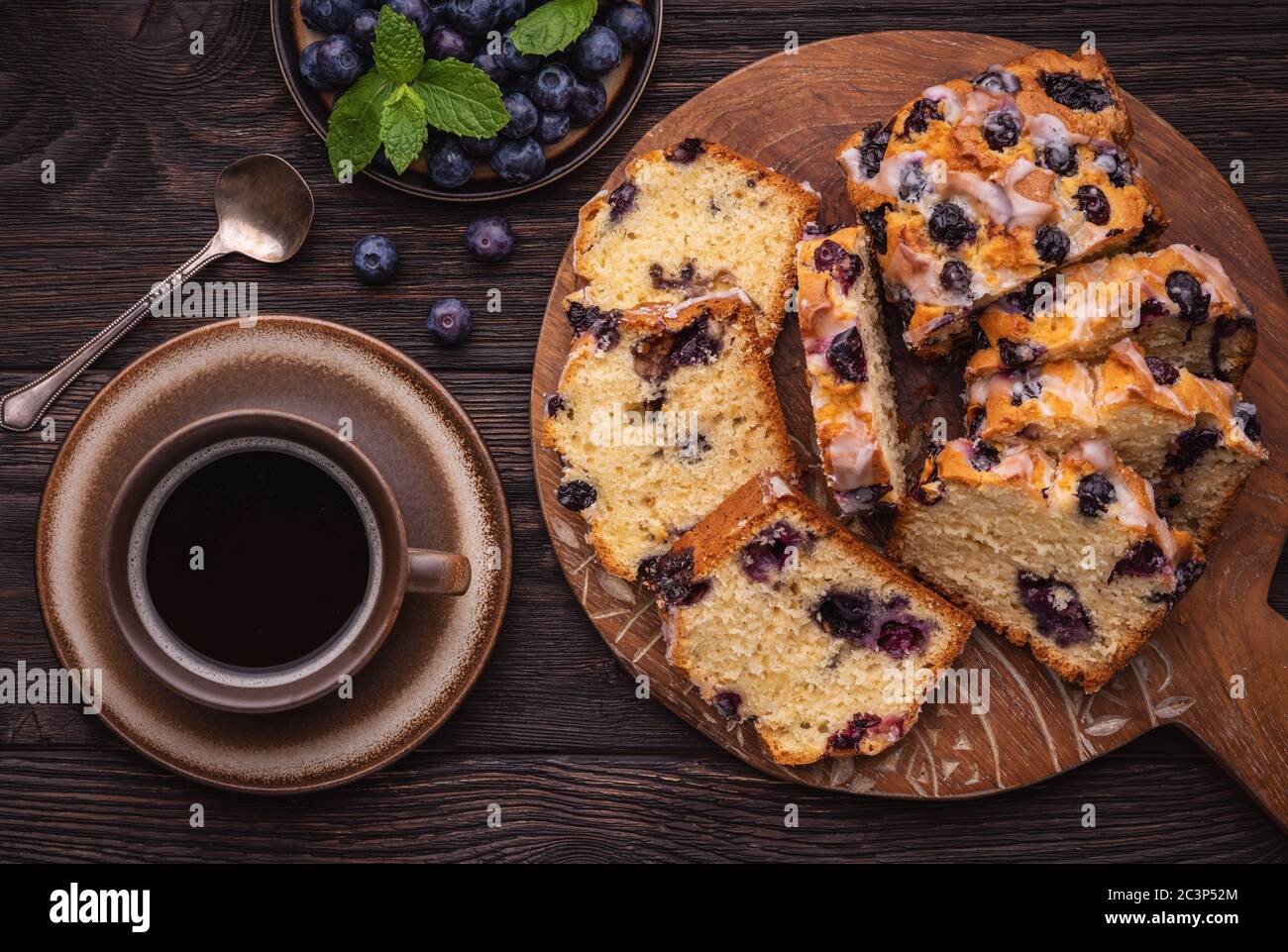 Torta di mirtilli fatta in casa e una tazza di caffè. Foto Stock